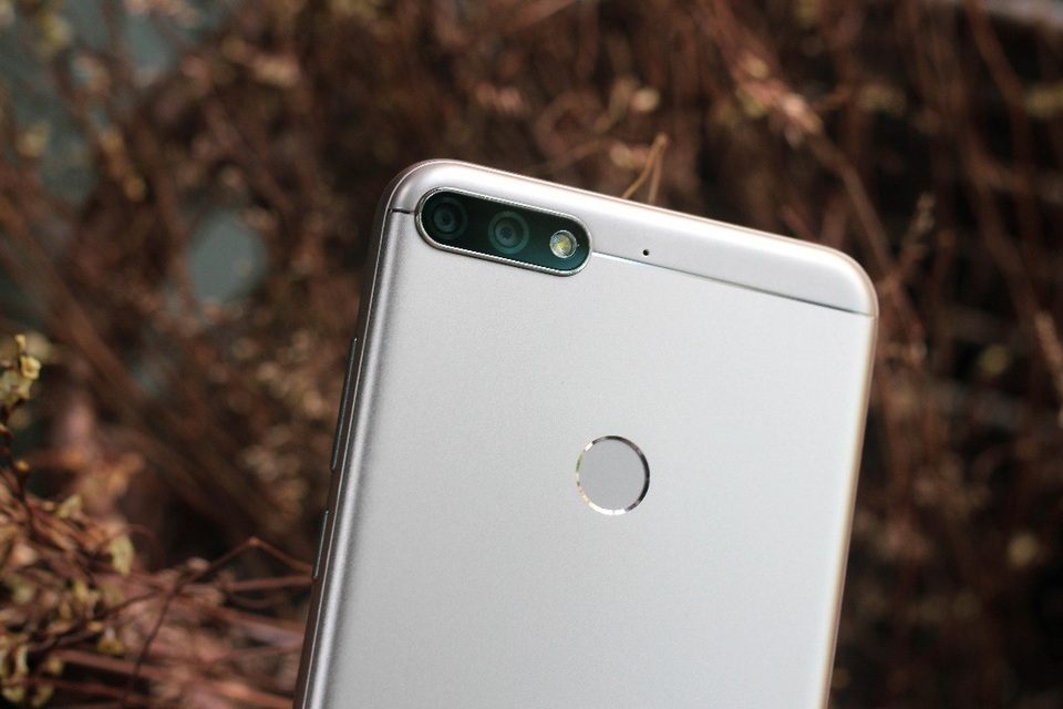 Honor 7C tiếp tục phá vỡ kỷ lục bán hàng đã lập được trước đó - 3 Điểm nhấn ấn tượng nhất trên Honor 7C chính là cụm camera kép 13MP và 2MP với khả năng chụp bokeh và camera trước 8MP trang bị tính năng selfie toning light khó có đối thủ trong cùng tầm giá. Ảnh chụp thực tế có màu sắc trung thực, độ tương phản cao. Tuy ảnh chụp trong điều kiến thiếu sáng còn bị tình trạng nhiễu hạt nhưng đánh giá chung cũng đủ ổn cho camera dưới 4 triệu đồng.