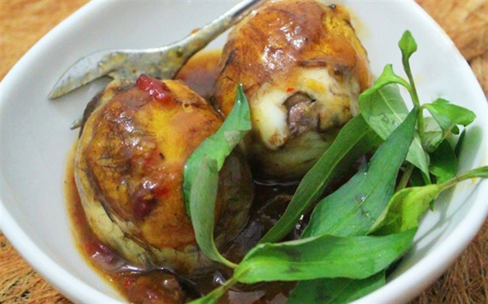 Trứng vịt lộn là một trong những món ăn nhẹ bình dân ở Việt Nam và được coi là món ăn bổ dưỡng. Ngoài Việt Nam, món ăn này cũng được ưa chuộng ở một số nước châu Á khác như là Trung Quốc, Philippines và Campuchia. Tuy nhiên, đây lại là món ăn kinh dị với rất nhiều người trên thế giới khi họ không thể hiểu tại sao lại có thể ăn quả trứng khi phôi đã phát triển thành hình? Năm 2016, món ăn này được tờ Daily Mail của Anh bình chọn đứng đầu danh sách 10 món ăn “kinh dị” bậc nhất hành tinh.