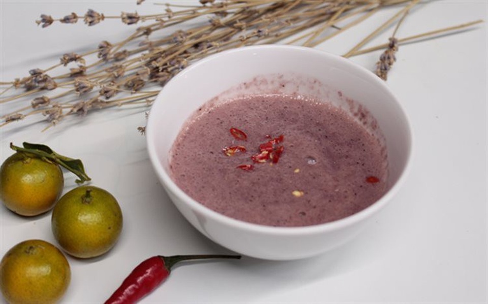 Mắm tôm là loại mắm được làm chủ yếu từ tôm và muối ăn, sử dụng 1 loại enzyme có trong ruột tôm để lên men, tạo nên hương vị đặc trưng riêng biệt. Với người Việt Nam, mắm tôm là thứ không thể thiếu được trong nhiều món ăn như: Bún đậu, bún thang, thịt chó… Tuy là đặc sản của Việt Nam những trong mắt người nước ngoài, món ăn này lại được xếp vào dạng món ăn “kinh dị” không nên nếm thử.