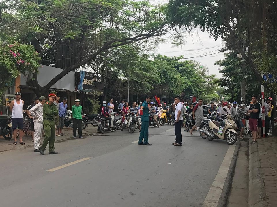 Hà Nội: Một thai phụ rớt con ra ngoài sau khi bị xe tải cuốn - 3 Nhiều người hiếu kỳ tập trung theo dõi sự việc.