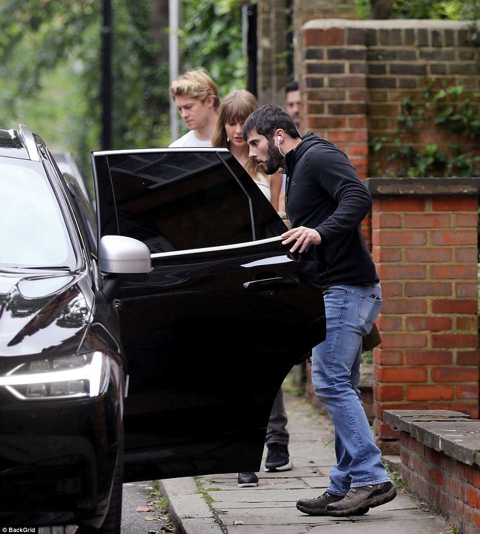Taylor Swift và bạn trai hò hẹn tại London - 12 Taylor Swift và bạn trai hò hẹn tại London - 12