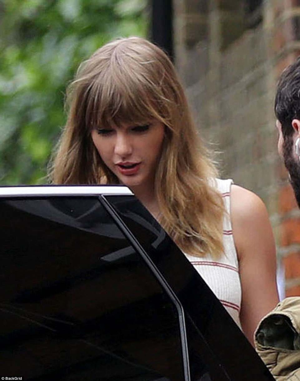 Taylor Swift và bạn trai hò hẹn tại London - 3 Taylor Swift và bạn trai hò hẹn tại London - 3
