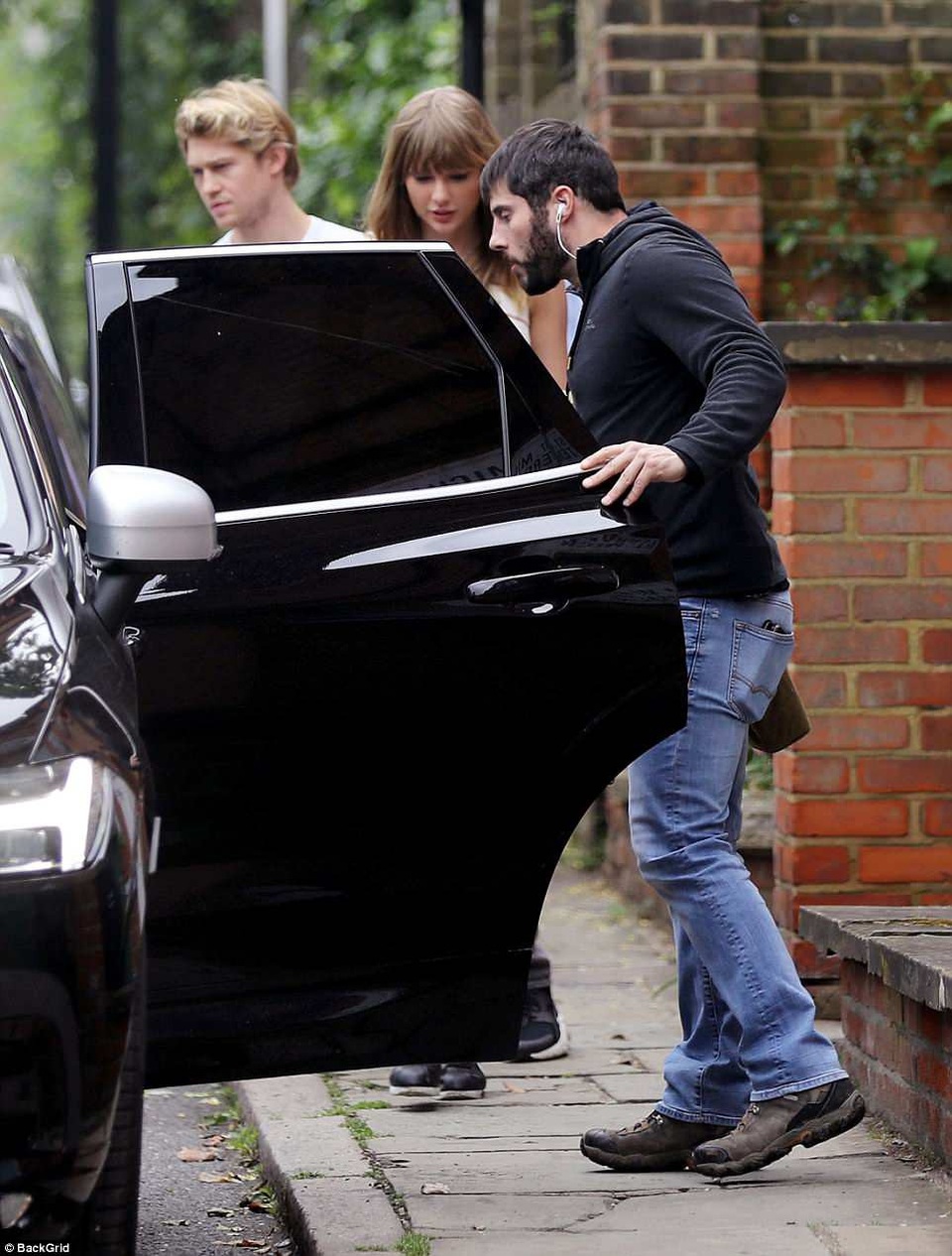 Taylor Swift và bạn trai hò hẹn tại London - 4
Joe kém Taylor 1 tuổi và là một nam diễn viên trẻ của Anh. So với bạn gái, anh không nổi tiếng bằng nhưng chính chuyện tình với nữ ca sĩ người Mỹ khiến anh được truyền thông chú ý hơn.