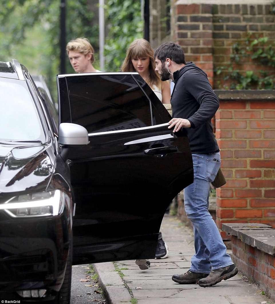Taylor Swift và bạn trai hò hẹn tại London - 6
Được biết, tổng tài sản của Taylor là khoảng 280 triệu USD còn bạn trai cô sở hữu 250 triệu USD.