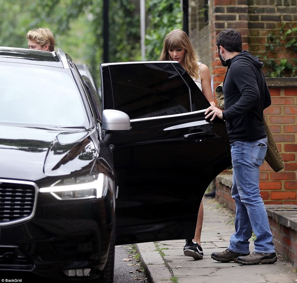 Taylor Swift và bạn trai hò hẹn tại London - 7 Taylor Swift và bạn trai hò hẹn tại London - 7
