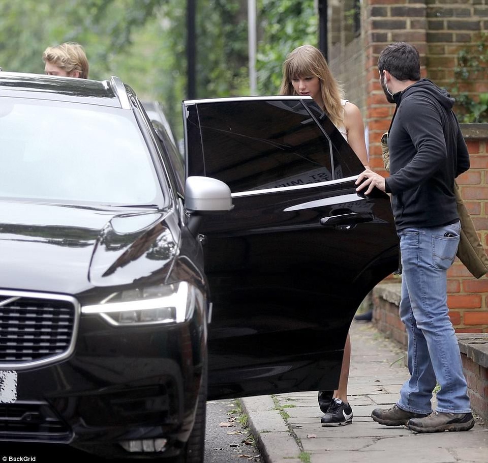 Taylor Swift và bạn trai hò hẹn tại London - 9
Theo tờ The Sun, Taylor hiện thuê một ngôi nhà ở Bắc London để tiện thăm và gặp gỡ bạn trai trong mỗi lần đến Anh.