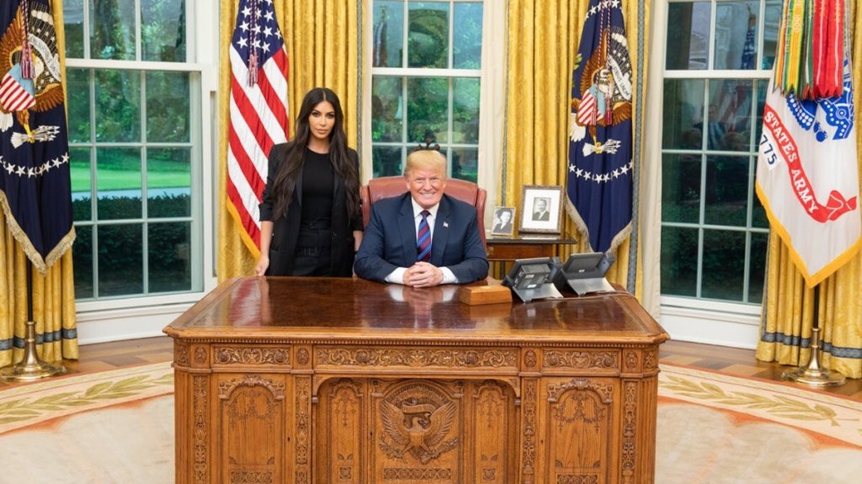Ông Trump mời sao truyền hình thực tế tới Nhà Trắng bàn cải cách nhà tù - 1
Tổng thống Mỹ Donald Trump và ngôi sao truyền hình thực tế Kim Kardashian West tại Phòng Bầu Dục. (Ảnh: Twitter)