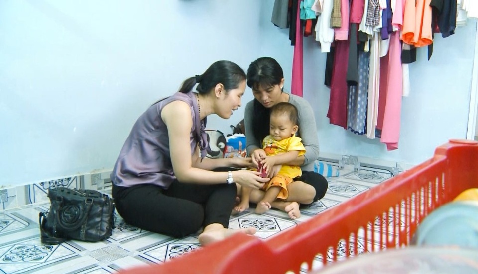 Chuyện “đầy nước mắt” của cậu bé bị thiểu năng, giàu nghị lực - 3 Chị Đào Thị Lệ Xuân tham gia chương trình vì người bạn có hoàn cảnh bất hạnh.