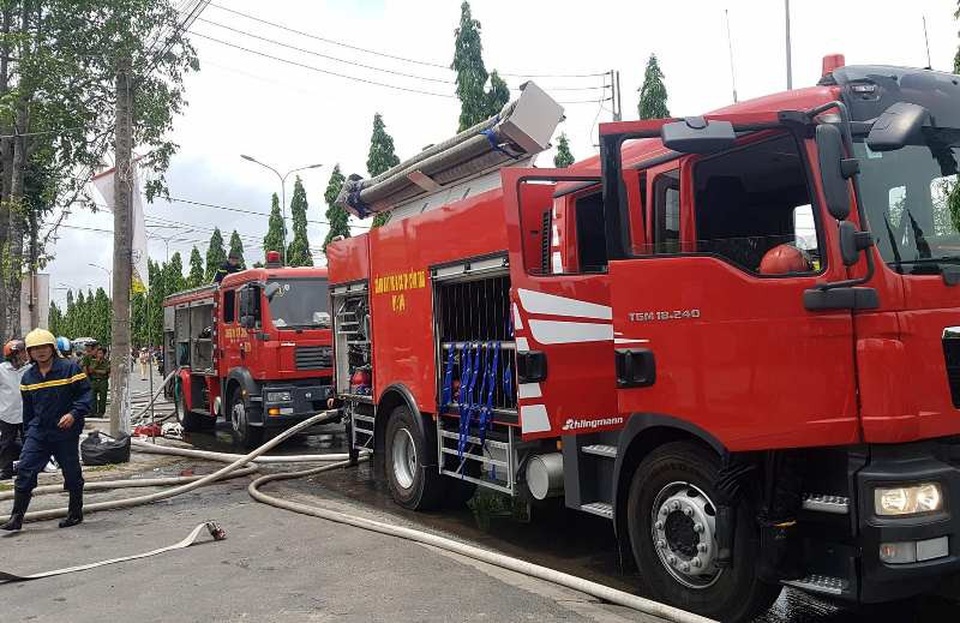 Xe bồn đang bơm dầu vào trạm bốc cháy dữ dội - 4 Nhiều xe chữa cháy được điều đến hiện trường dập lửa