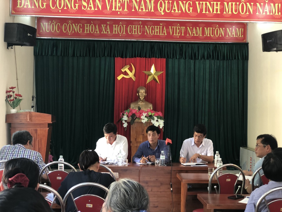 Dân bức xúc vì nhà máy dệt gây ô nhiễm môi trường - 1 Đại diện Thanh tra Sở Tài nguyên - Môi trường TP Đà Nẵng, Phòng TN - MT quận Cẩm Lệ và công ty quản lý nhà máy dệt đối thoại với người dân khu vực xung quanh nhà máy chiều 4/5