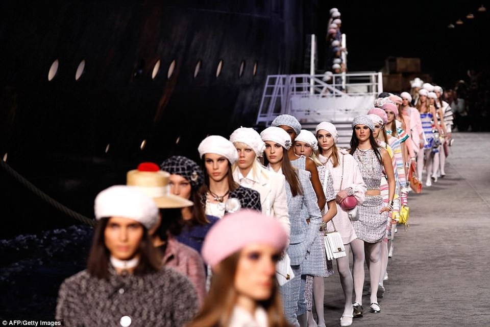 Gigi Hadid và em gái nổi bật trong show diễn của Chanel - 9
Quang cảnh ấn tượng trong show diễn của Chanel