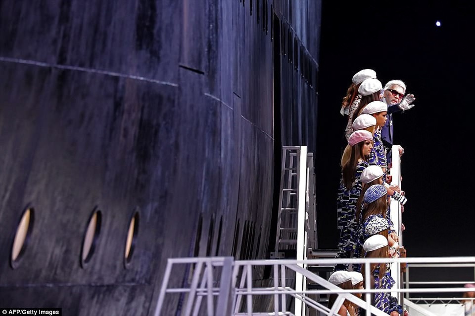 Gigi Hadid và em gái nổi bật trong show diễn của Chanel - 10 Gigi Hadid và em gái nổi bật trong show diễn của Chanel - 10