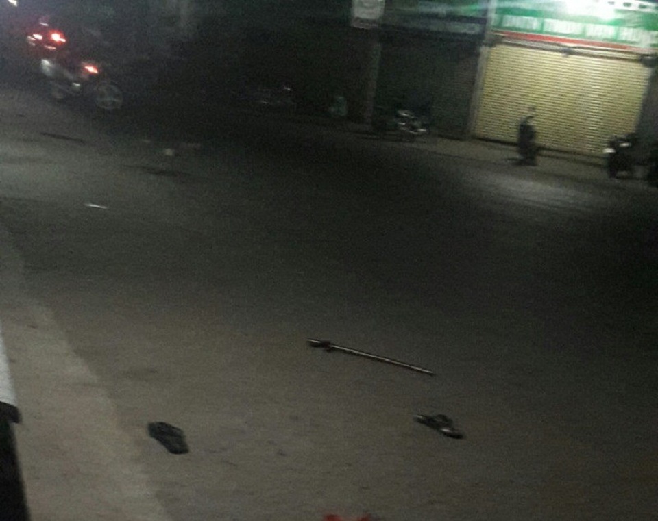 Truy bắt nhóm thanh niên chém chết người rồi bỏ trốn - 2 Hung khí nhóm thanh niên sau khi gây án rồi vứt lại hiện trường