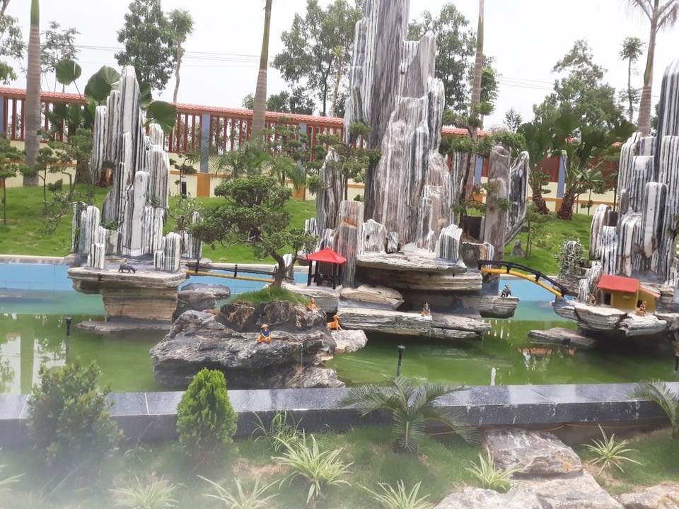 Cán bộ công an huyện ngang nhiên xây “biệt phủ” không phép - 5 Nhà quản lý nông sản nhưng lại có những hạng mục rất hoành tráng.