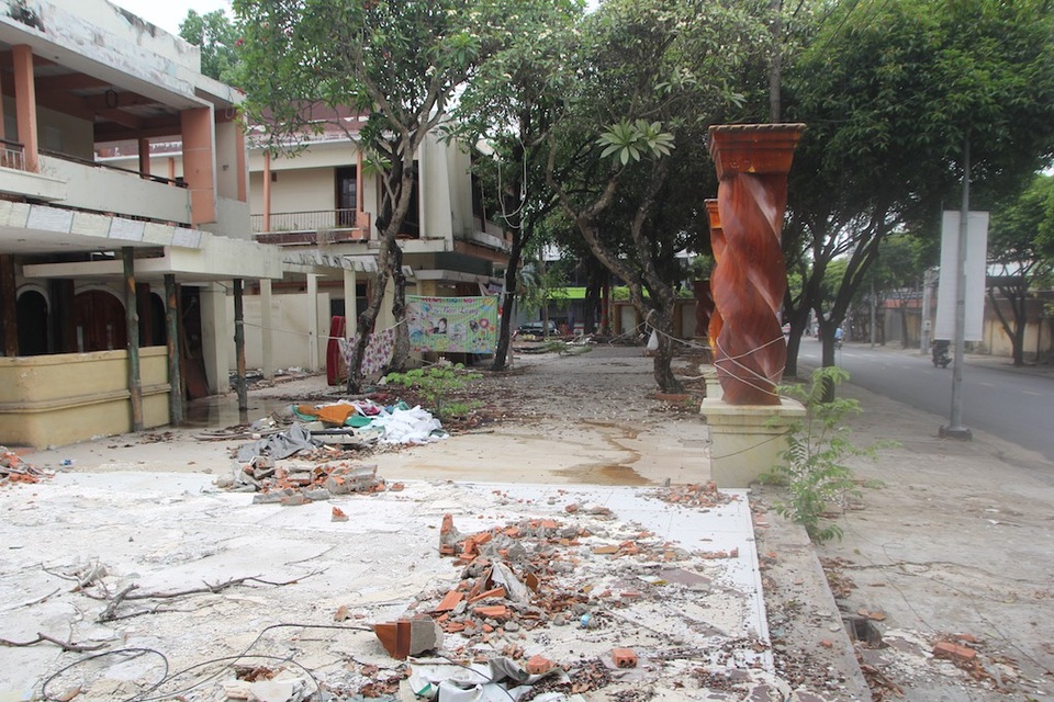 "Điểm danh" hàng chục lô đất công bị bỏ hoang, cho thuê trái phép - 1 Nhà đất tại số 26 Thống Nhất (phường Bình Thọ, quận Thủ Đức) đang trong tình trạng hoang tàn, đổ nát