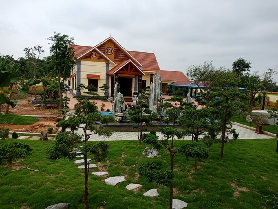 Cán bộ công an huyện ngang nhiên xây “biệt phủ” không phép - 2 Trá hình là khu kinh doanh nông sản, cán bộ công an huyện Vĩnh Lộc đã xây biệt phủ trên diện tích hàng nghìn m2.
