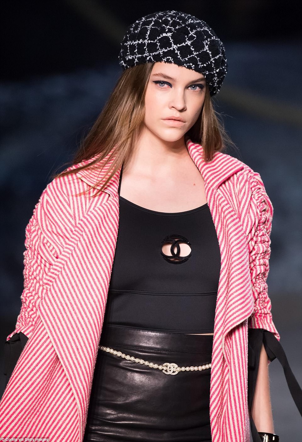 Gigi Hadid và em gái nổi bật trong show diễn của Chanel - 5
Trên sàn catwalk còn có siêu mẫu mang vẻ đẹp búp bê Barbara Palvin