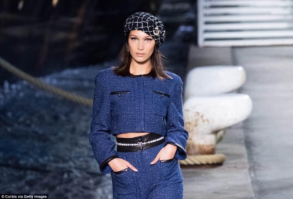 Gigi Hadid và em gái nổi bật trong show diễn của Chanel - 3
Cùng xuất hiện trên sàn catwalk là em gái cô - siêu mẫu Bella Hadid