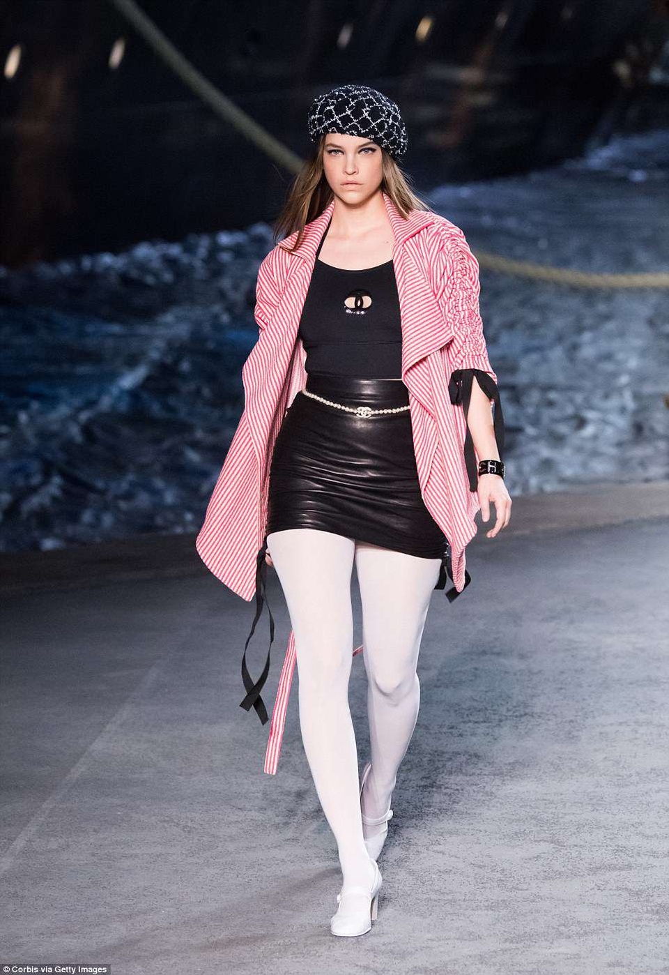 Gigi Hadid và em gái nổi bật trong show diễn của Chanel - 6
Barbara Palvin đã lâu không còn trình diễn thời trang