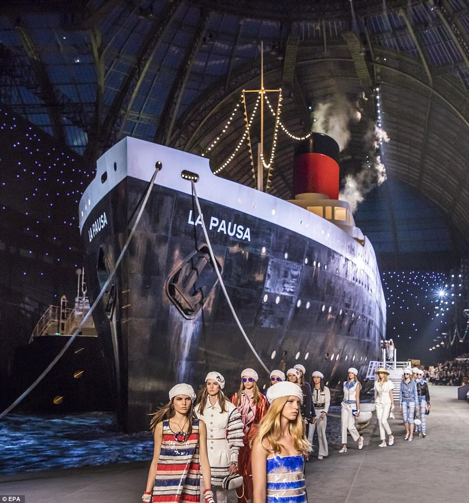 Gigi Hadid và em gái nổi bật trong show diễn của Chanel - 13 Gigi Hadid và em gái nổi bật trong show diễn của Chanel - 13