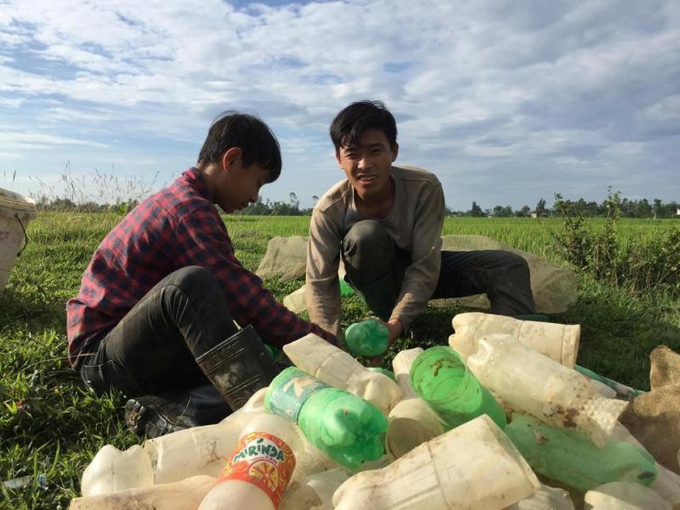 Bẫy cáy bằng ống nhựa, thu tiền triệu mỗi ngày - 2 Cách đặt bẫy cáy bằng ống nhựa đơn giản nhưng rất hiệu quả