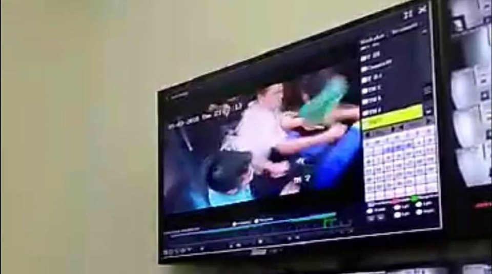 Hà Nội: Cư dân chung cư đuổi chém nhau vì mâu thuẫn trong thang máy - 1 Camera an ninh ghi lại vụ va chạm giữa các cư dân trong thang máy (Ảnh: ĐN)