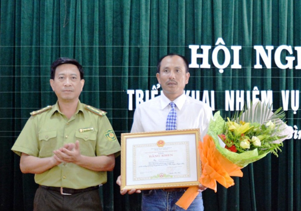 Khen thưởng cho người dân bảo vệ đàn Voọc gáy trắng quý hiếm - 2 Thừa ủy quyền của Chủ tịch UBND tỉnh Quảng Bình, ông Phạm Hồng Thái, Chi cục trưởng Chi cục Kiểm lâm tỉnh trao Bằng khen cho ông Nguyễn Văn Hồng