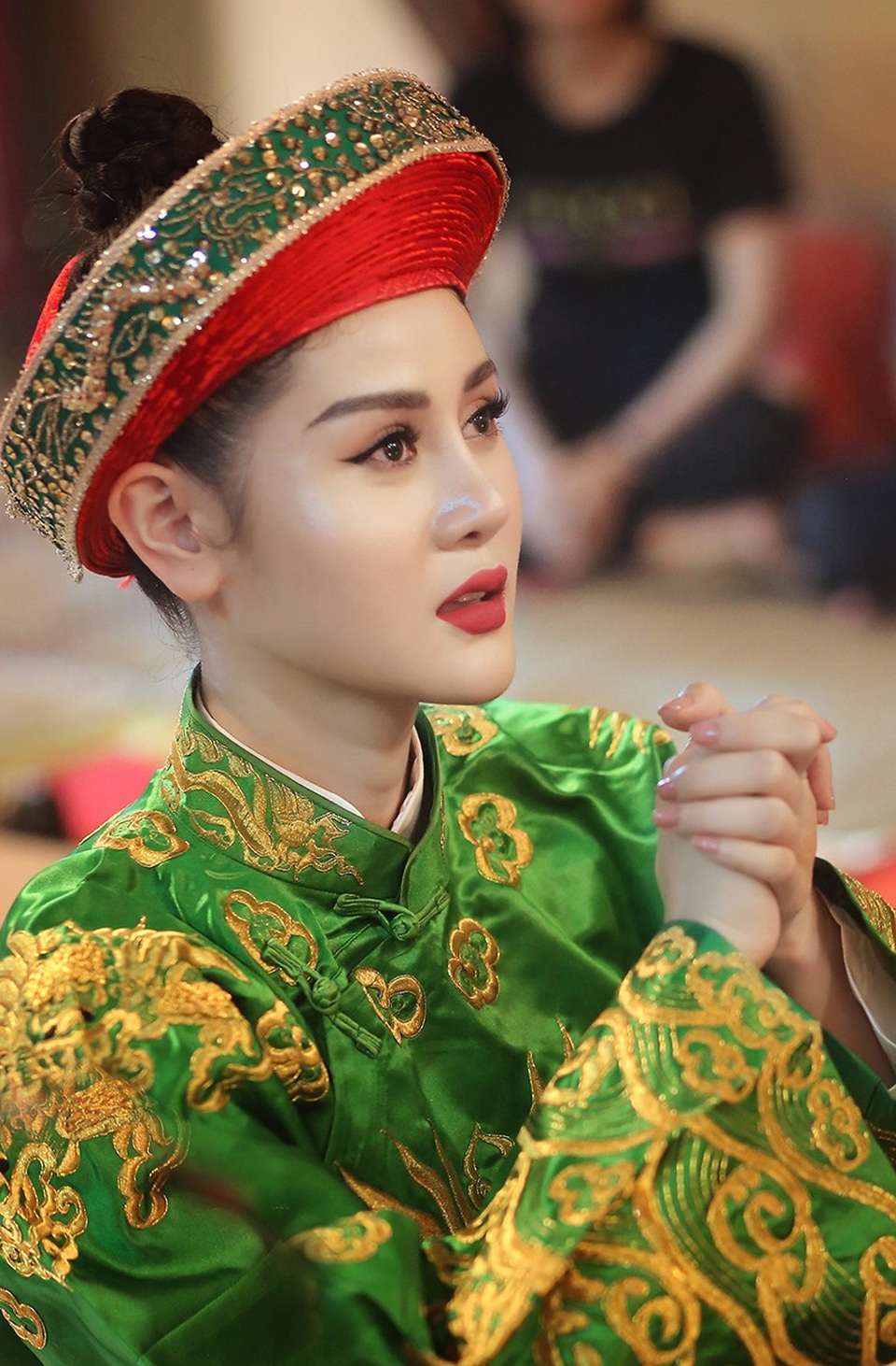 Cô hầu đồng xinh đẹp là Á khôi thời trang 2017 - 1 Triệu Hà Vy sinh năm 1992, là Á khôi thời trang năm 2017.