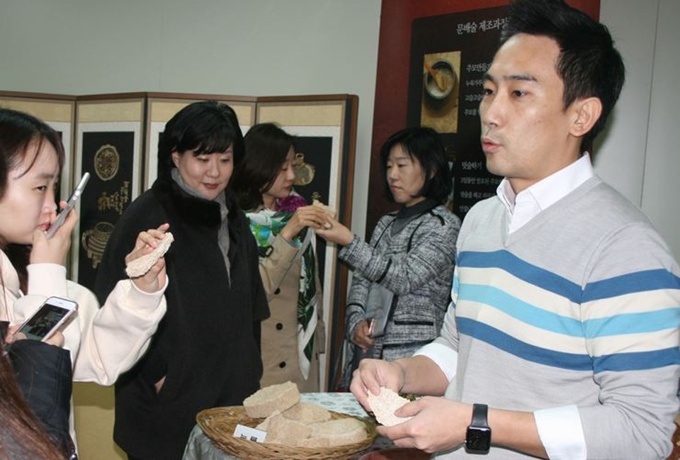 Lee Seung-yong giới thiệu rượu truyền thống (Ảnh: Korea Times)
