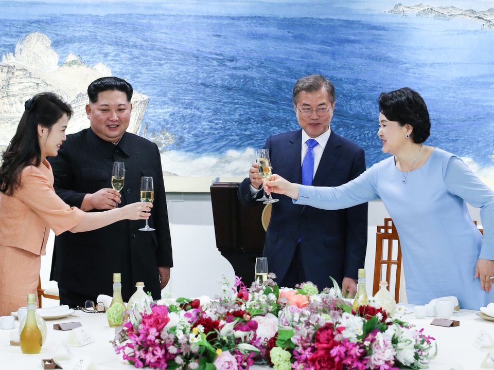 Hai nhà lãnh đạo Hàn Quốc và Triều Tiên cùng hai phu nhân nâng ly tại tiệc chiêu đãi hôm 27/4 (Ảnh: Reuters)