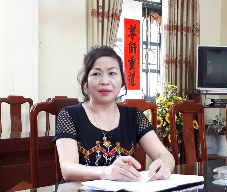 Cô giáo dùng thước gỗ đánh bầm vai, tay học sinh lớp 1 vì “chậm tiếp thu” - 2
Bà Nguyễn Thị Duyên - Hiệu trưởng nhà trường thông tin về sự việc. (Ảnh: Đình Cường).
