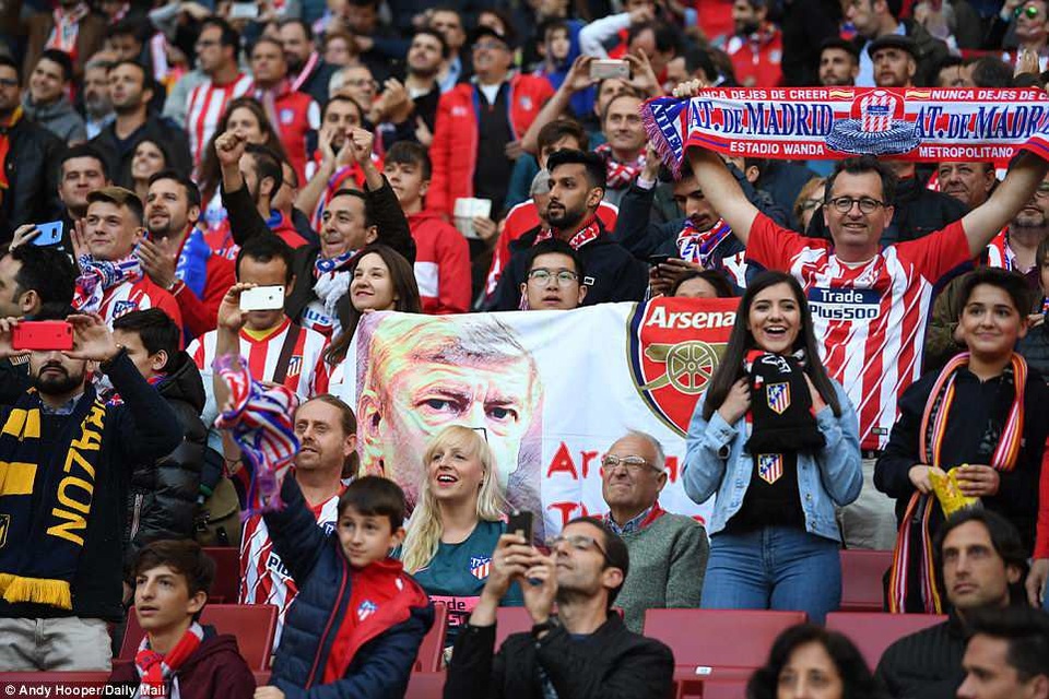 Nỗi thất vọng tột cùng của HLV Wenger ở trận đấu cuối tại cúp châu Âu - 1 Những CĐV Atletico Madrid tri ân HLV Wenger trước trận đấu