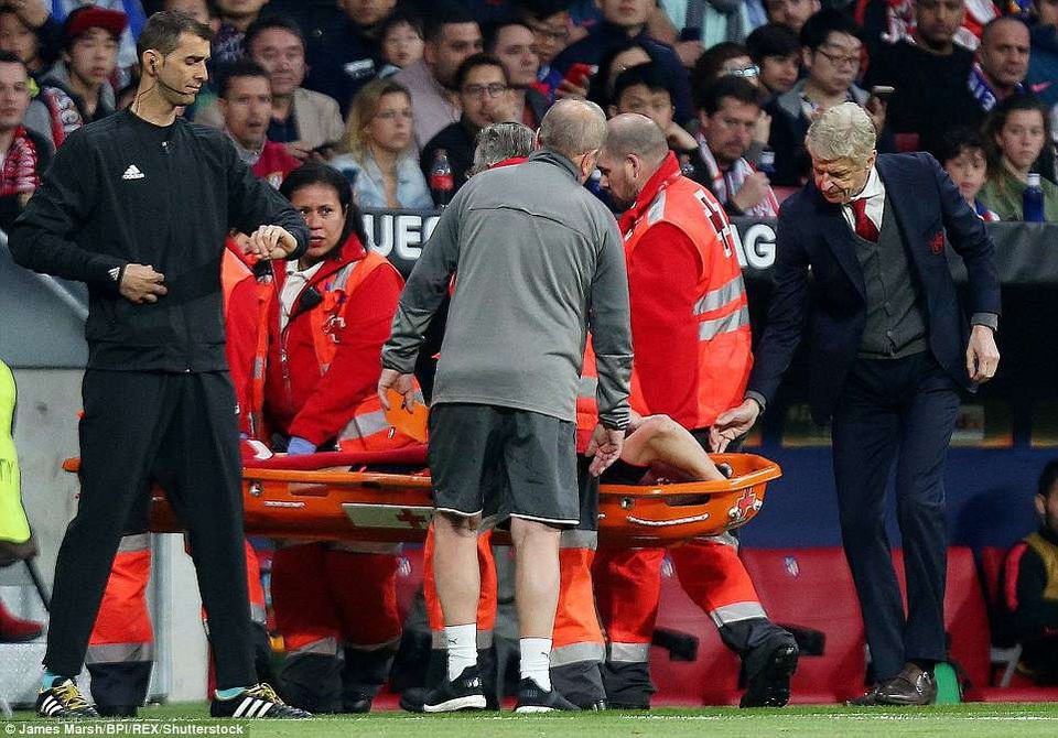 Nỗi thất vọng tột cùng của HLV Wenger ở trận đấu cuối tại cúp châu Âu - 6 Khoảnh khắc HLV Wenger hỏi thăm Koscielny sau khi cầu thủ này dính chấn thương nặng