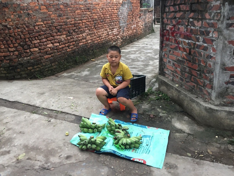 Thiếu hơn 70 triệu đồng, người bố nghèo có nguy cơ liệt mãi mãi - 5 Em còn ngồi trông mấy nải chuối của mẹ mang bán ở ngoài đầu làng.
