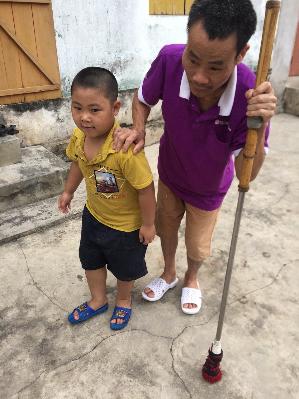 Thiếu hơn 70 triệu đồng, người bố nghèo có nguy cơ liệt mãi mãi - 4 Từ ngày bố đau, bé Hậu trở thành chỗ dựa cho bố.