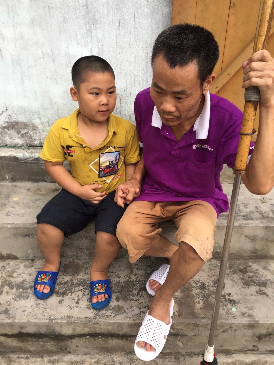 Thiếu hơn 70 triệu đồng, người bố nghèo có nguy cơ liệt mãi mãi - 1 Thiếu hơn 70 triệu đồng, người bố nghèo có nguy cơ liệt mãi mãi - 1