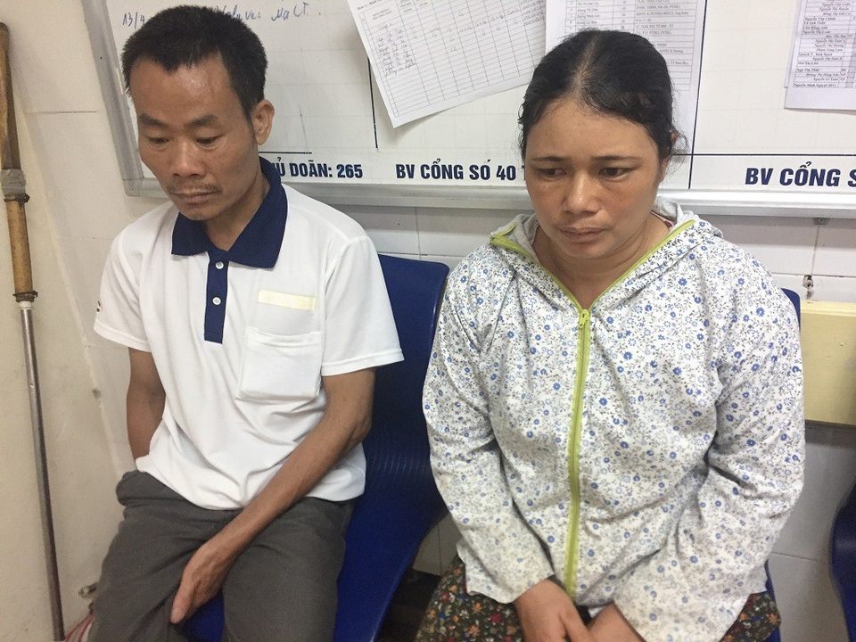 Thiếu hơn 70 triệu đồng, người bố nghèo có nguy cơ liệt mãi mãi - 6 Đứng trước chi phí cho ca mổ của anh Dũng, vợ chồng anh chị không biết làm sao.