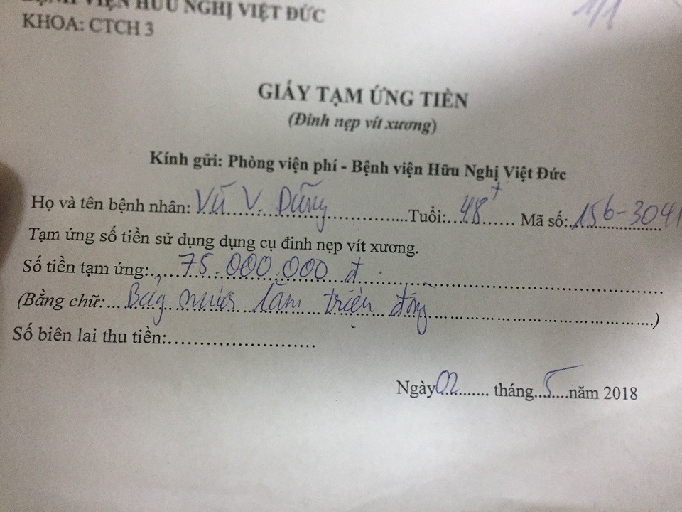Thiếu hơn 70 triệu đồng, người bố nghèo có nguy cơ liệt mãi mãi - 2 Giấy tạm ứng tiền anh Dũng phải đóng để có thể phẫu thuật.