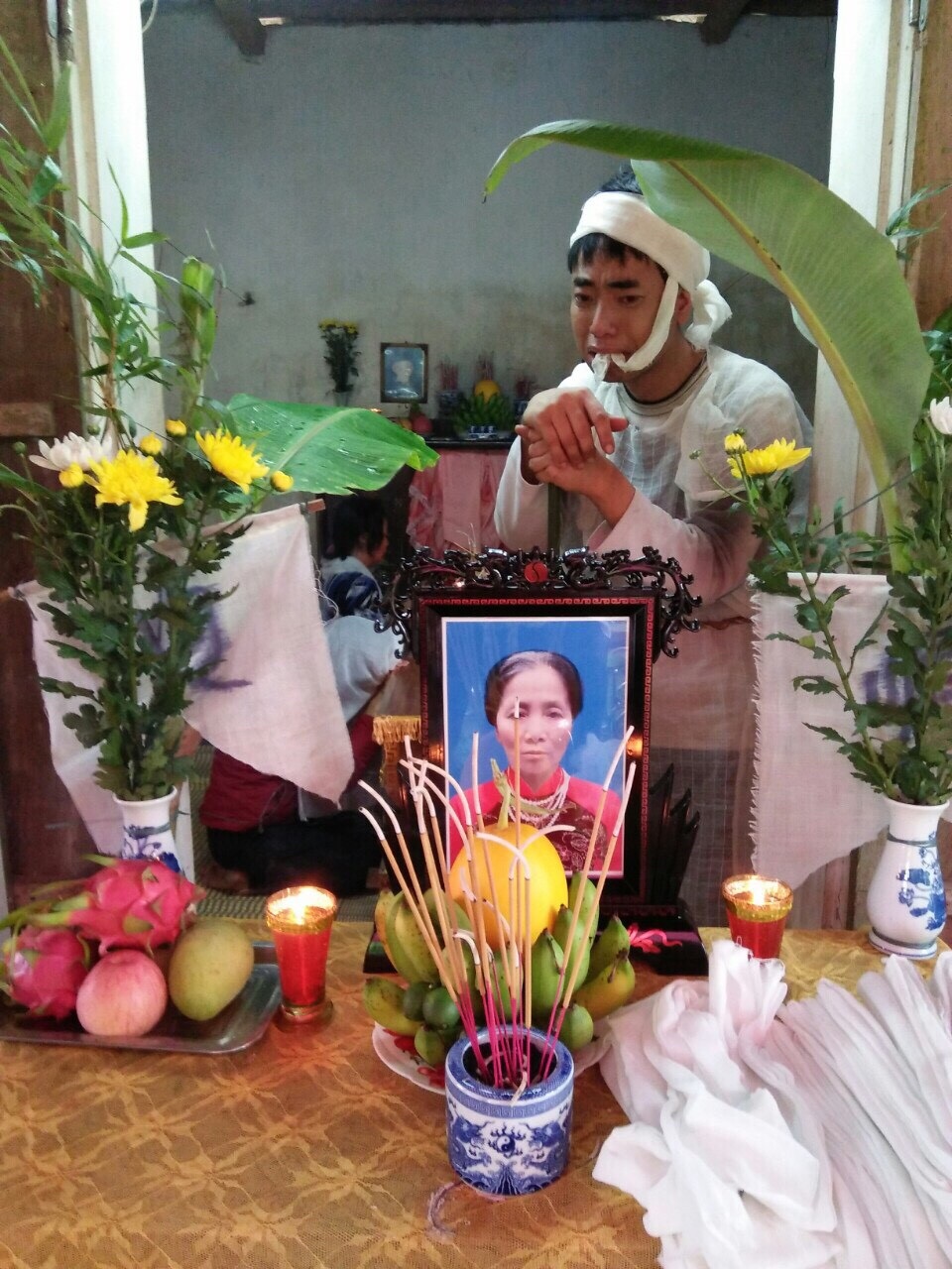Cô mất đi, mọi người lại càng lo lắng cho anh Mạnh (con trai cô) khi không có nơi bấu víu, nương tựa.