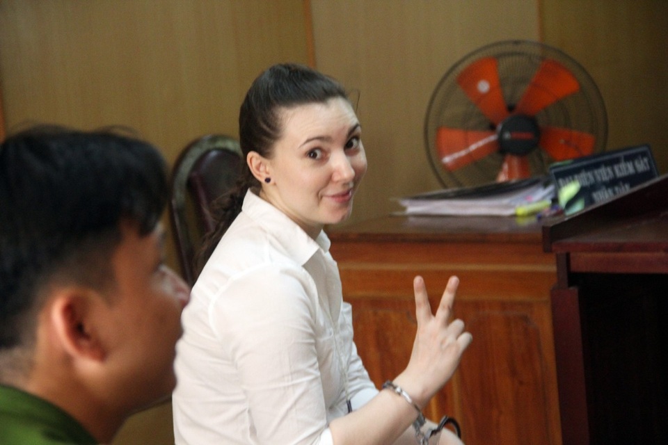 Bị cáo Dapirka Maria Aleksandr vui vẻ khi thoát án tử hình.