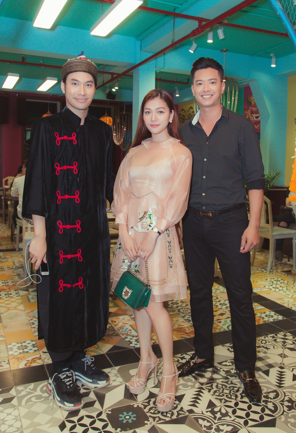 
Cặp thày trò tới chúc mừng NTK Lý Quý Khánh
