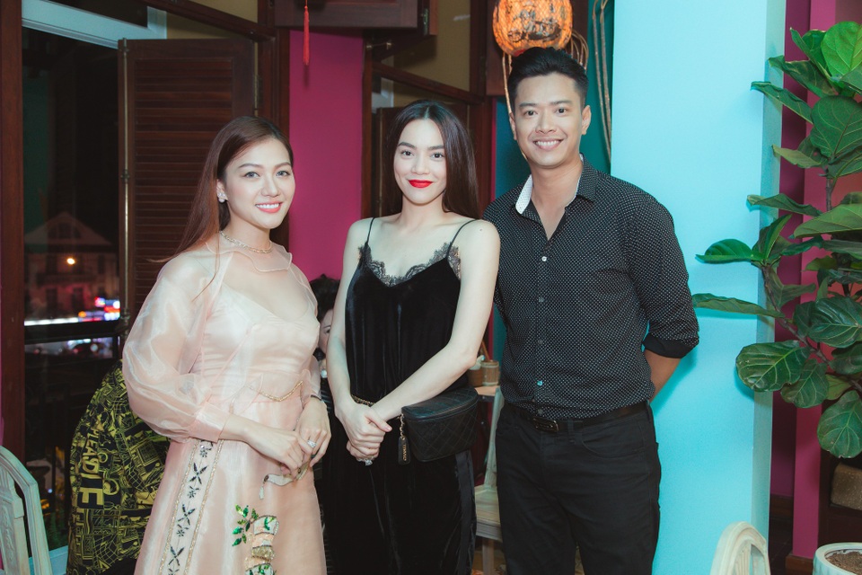 
Hồ Đức Vĩnh và hoa hậu Thái Nhiên Phương chụp hình cùng Hồ Ngọc Hà.
