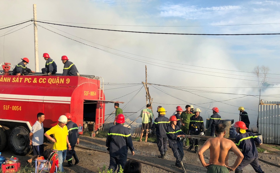 Vụ 50 lán trọ bị thiêu rụi: Nạn nhân khốn đốn dầm mưa tìm nơi tá túc - 7 Vụ 50 lán trọ bị thiêu rụi: Nạn nhân khốn đốn dầm mưa tìm nơi tá túc - 7