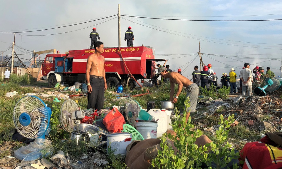 Người dân khu lán trại chỉ kịp di dời một số tài sản rồi tháo chạy khỏi đám cháy.
