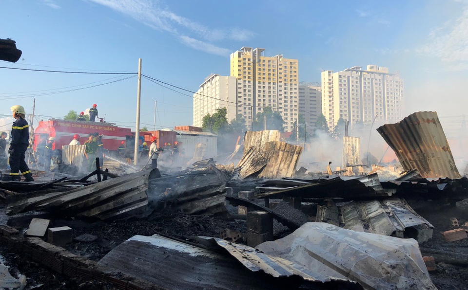 Hỏa hoạn thiêu rụi 50 lán trọ, hàng trăm người mất trắng tài sản - 8