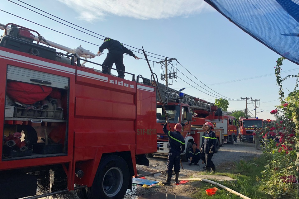 Hỏa hoạn thiêu rụi 50 lán trọ, hàng trăm người mất trắng tài sản - 4