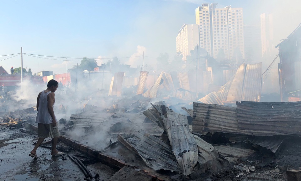 Hỏa hoạn thiêu rụi 50 lán trọ, hàng trăm người mất trắng tài sản - 6