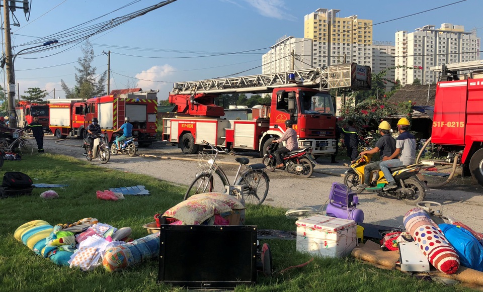 Hàng trăm người dân là công nhân các công trình xây dựng và người thân của họ sống tại khu lán trại bất ngờ lâm cảnh màn trời chiếu đất sau vụ cháy.