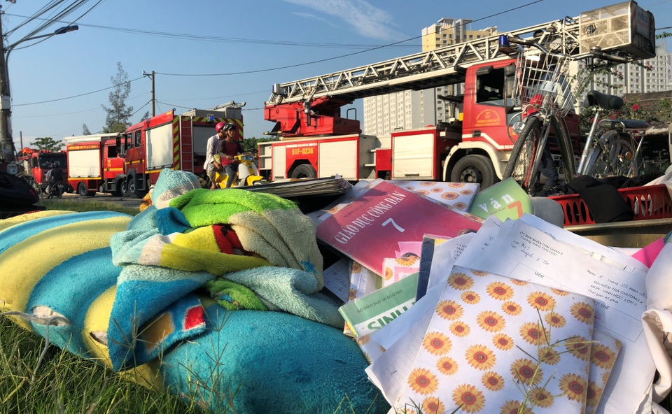 
Rất nhiều cháu nhỏ là con em của những công nhân sống tại lán trại bị ảnh hưởng đến việc học.
