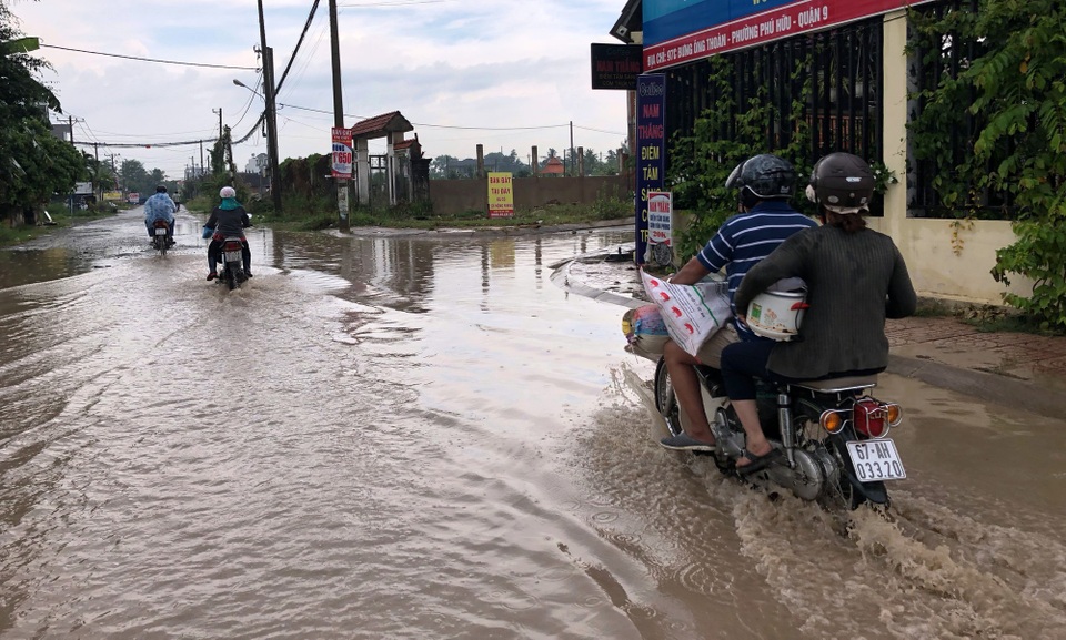 Vụ 50 lán trọ bị thiêu rụi: Nạn nhân khốn đốn dầm mưa tìm nơi tá túc - 1 Những hộ dân là nạn nhân sau vụ cháy lán trại khố đốn tìm nơi tá túc trong cơn mưa chiều 4/5.